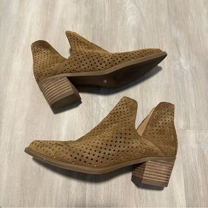 Steven Steve Madden Danese Tan Brown Perforated Suede Booties Sz 8.5